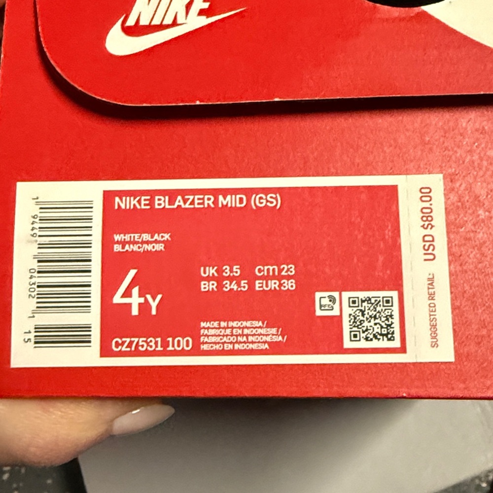 Nike White and Black Blazer Size 4Y! - Picture 2 of 2
